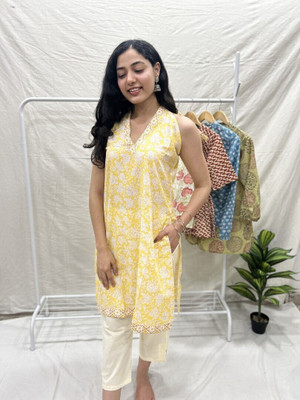 Goodhand Women Floral Print Straight Kurta(Blue)