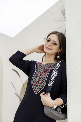 Surhi Women Embroidered Straight Kurta(Black)