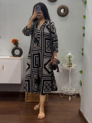 Chaukas Women Printed Straight Kurta(Black)