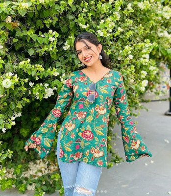 hibiki Women Floral Print Straight Kurta(Green)