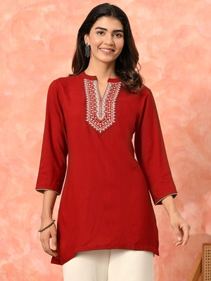 Fulera Women Solid, Embroidered Straight Kurta(Maroon)