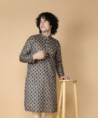 Namaskar Men Solid Straight Kurta(Black)