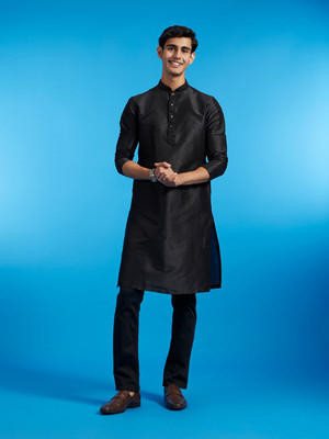 DIWAS by Manyavar Men Solid Straight Kurta(Black)