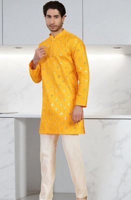 Vastra Men Embroidered Straight Kurta(Black)