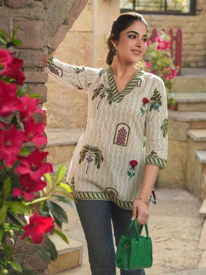 Priyanka Women Striped, Printed, Floral Print Straight Kurta(Green)