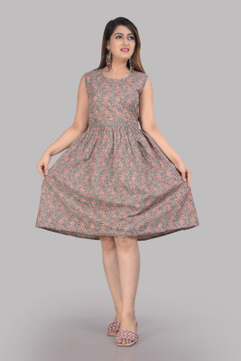 SANHAVI Women Printed, Floral Print Gown Kurta(Grey)