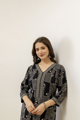 AOMORI Women Geometric Print, Floral Print, Embroidered, Printed, Patchwork Straight Kurta(Black)