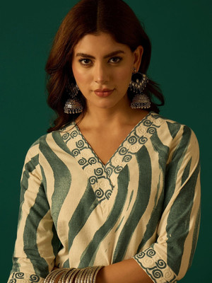 BKApparels Women Embroidered Straight Kurta(Green)