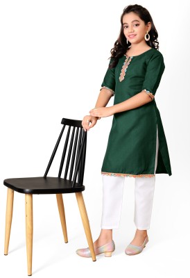 UMBRELLA FASHION Girls Self Design Straight Kurta(Green)