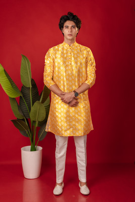 SUUTRAA BY SG Men Solid Straight Kurta(Yellow)