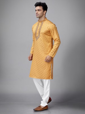 JUGG JUGG JEEYO Men Embroidered Straight Kurta(Yellow)