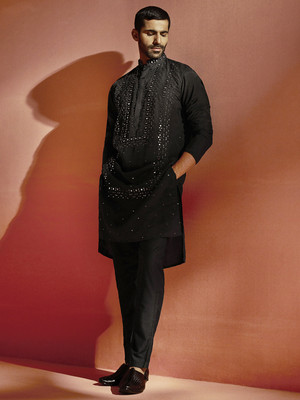 VASTRAMAY Men Embroidered Straight Kurta(Black)