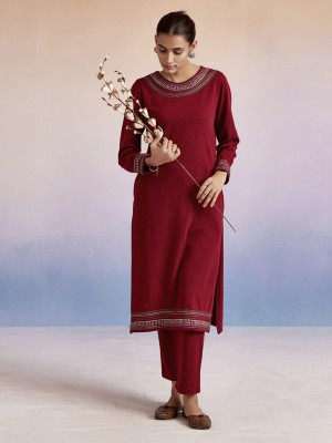 Jaipur Kurti Women Embroidered Straight Kurta(Maroon)