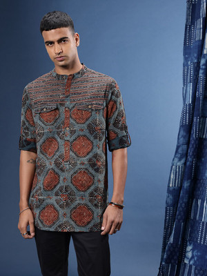 Taavi Men Printed Straight Kurta(Blue, Brown)