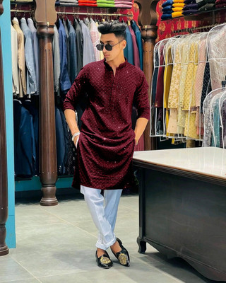 KURTAFORMEN Men Chikan Embroidery Straight Kurta(Maroon)