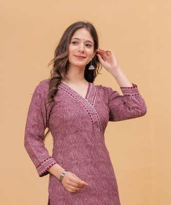 Dressar Women Floral Print Straight Kurta(Maroon)