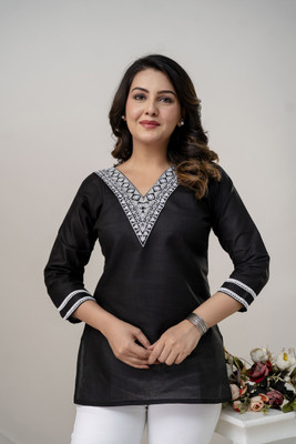 VIRANCHI Women Embroidered, Solid Straight Kurta(Black)