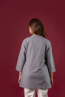 Anmi Solid Women Straight Kurta(Grey)