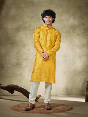 Vardha Men Embellished Trail Cut Kurta(Yellow)