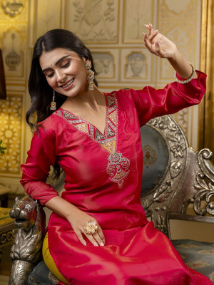 VredeVogel Women Printed, Embroidered Straight Kurta(Pink)