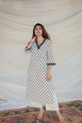 Gokhru Women Floral Print Straight Kurta(White, Blue)