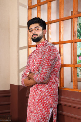 Koshin Men Embroidered Straight Kurta(Maroon)