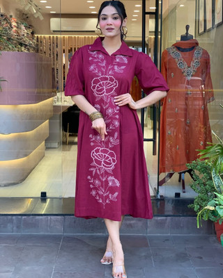 Zaavika Women Embroidered Straight Kurta(Maroon)
