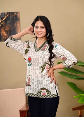 Priyanka Women Striped, Printed, Floral Print Straight Kurta(White)