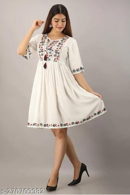 VAMIKAFASHION Women Embroidered, Floral Print A-line Kurta(White)