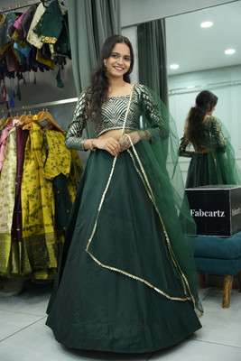Sonu Creation Self Design Semi Stitched Lehenga Choli(Dark Green)