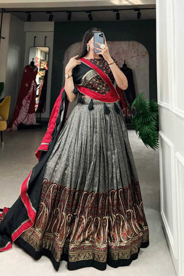 sarathybiz Self Design Semi Stitched Lehenga Choli(Black)