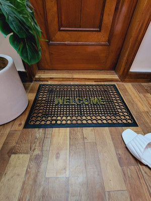 A CUBE LUXURY SOLUTIONS Rubber Door Mat(Black, Medium)