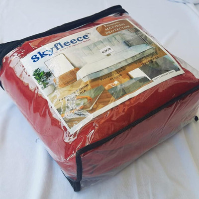 skyfleece Elastic Strap Queen Size Waterproof Mattress Cover(Red)