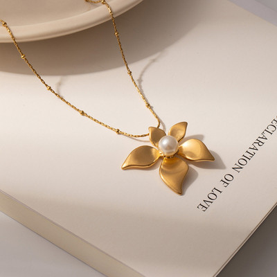 MYKI Anti-Tarnish Pearl Bloom Gold Necklace Gold-plated Plated Stainless Steel Necklace