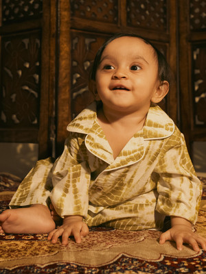 The Natkhat Tales Baby Boys & Baby Girls Animal Print Green Top & Shorts Set