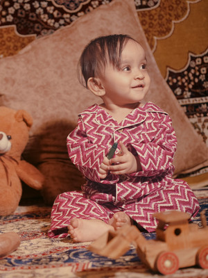 The Natkhat Tales Baby Boys & Baby Girls Animal Print Red Top & Shorts Set