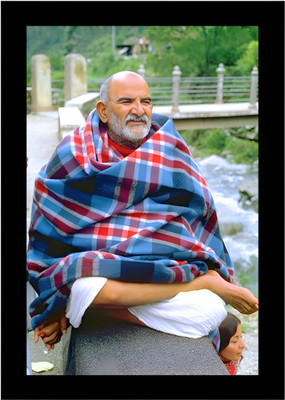 HandNCreations Wood Wall Photo Frame(Black, 1 Photo(s), 8X12 Inch, Neem Karoli Baba Religious Photo Frame with Peaceful Pose)
