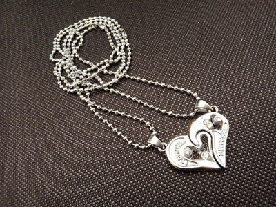 Animated Heart Broken stainless steel pendant for couple gift Silver Locket Stainless Steel Pendant Set