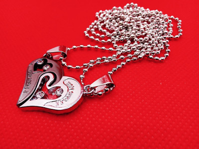 Animated F 676_RR BLK DIL KI44 Stone Pendant Set