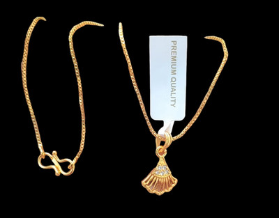 DIVS FASHION LOTUS SHAPED DESIGNER PENDANT WITH BOX CHAIN Gold-plated Brass Pendant Set