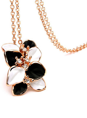 University Trendz Gold-plated Crystal Alloy Pendant Black And White Flower Gold-plated Crystal Alloy Pendant