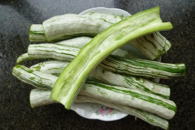 Qualtivate PUA-8A Snake Gourd Trichosanthes Cucumerina Seed(25 per packet)