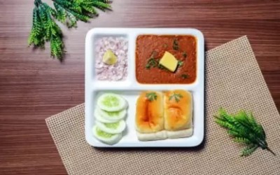 Kanha 3 In 1 Plastic Pav Bhaji Plates /Plates For Breakfast/Lunch/Dinner (EXTRA DEEP) Sectioned Plate(Pack of 6, Microwave Safe)