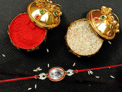 AARON INC Thread Ai_Rakhi_00001423595 Mauli Thread Rakhi  Set(Pack of 01 Rakhi)
