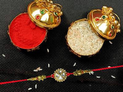 AARON INC Thread Ai_Rakhi_00001423597 Mauli Thread Rakhi  Set(Pack of 01 Rakhi)