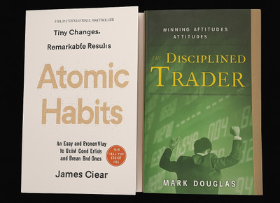 Atomic Habits + The Disciplined Trader(Paperback, James clear, Mark douglas)