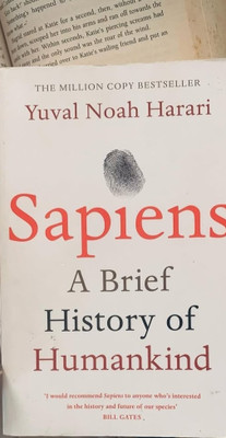 Sapiens: A Brief History Of Humankind(Paperback, Tengen company)