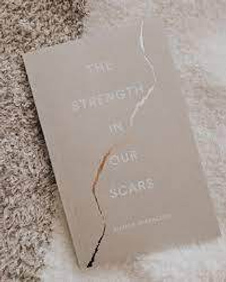The Strength In Our Scars(Paperback, Bianca Sparacino)
