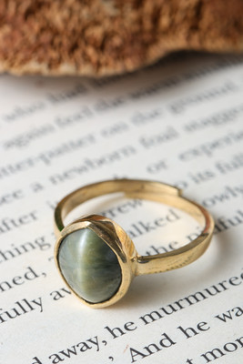 STUDIO VAIDIK Certified Real Cats Eye / Lehsuniya 5.25 ratti stone Ring in Ashtadhatu metal Alloy Cat's Eye Gold Plated Ring
