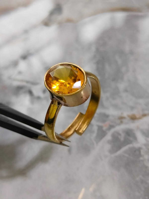 Vanishree World Panchdhatu Sunehla (Citrine) 3.25 Ratti 10.25 Ratti stone Ring for Men & Women Brass Topaz Gold Plated Ring